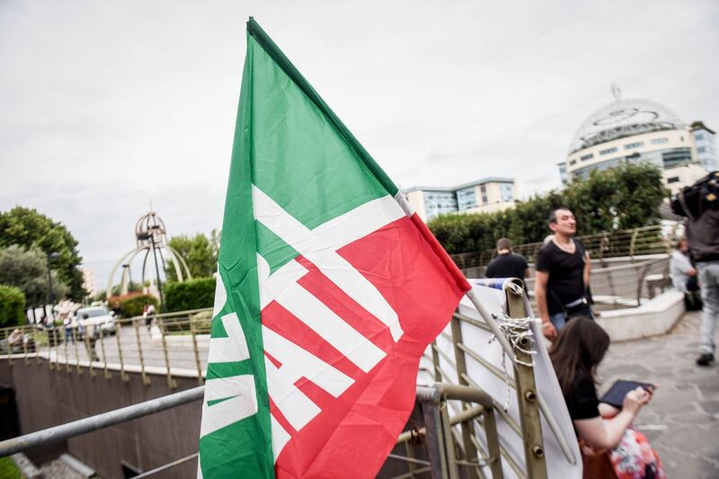 "Non mollare": l'abbraccio di tifosi e fan a Berlusconi 7