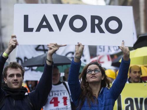 L'Italia di Renzi è senza futuro: boom di poveri e crollo dei nati