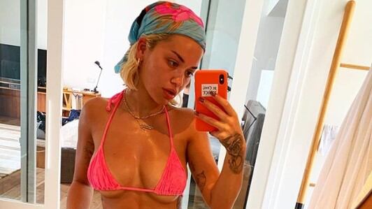 Rita Ora, il costume metallico fa impazzire i fan