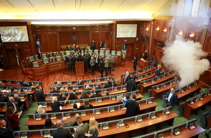 Kosovo, lacrimogeni in parlamento per protesta 2