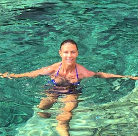Martina Colombari, topless in barca 13