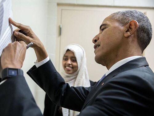 Obama tende la mano all'islam. Trump: "A suo agio in moschea"