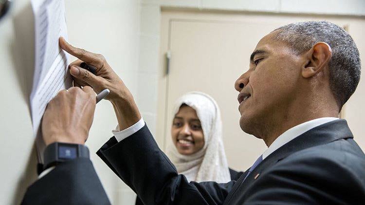 Obama tende la mano all'islam. Trump: "A suo agio in moschea"