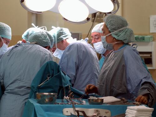 Curarono il figlio con omeopatia, genitori accusati di omicidio colposo