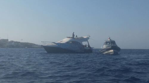 Ventotene, la protesta in barca di Alemanno 2