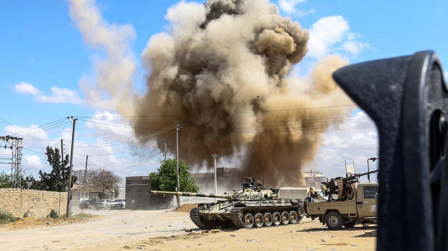 La fuga dei civili da Tripoli. In 50mila pronti all'esodo