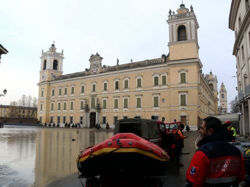 Il torrente Parma esce dagli argini