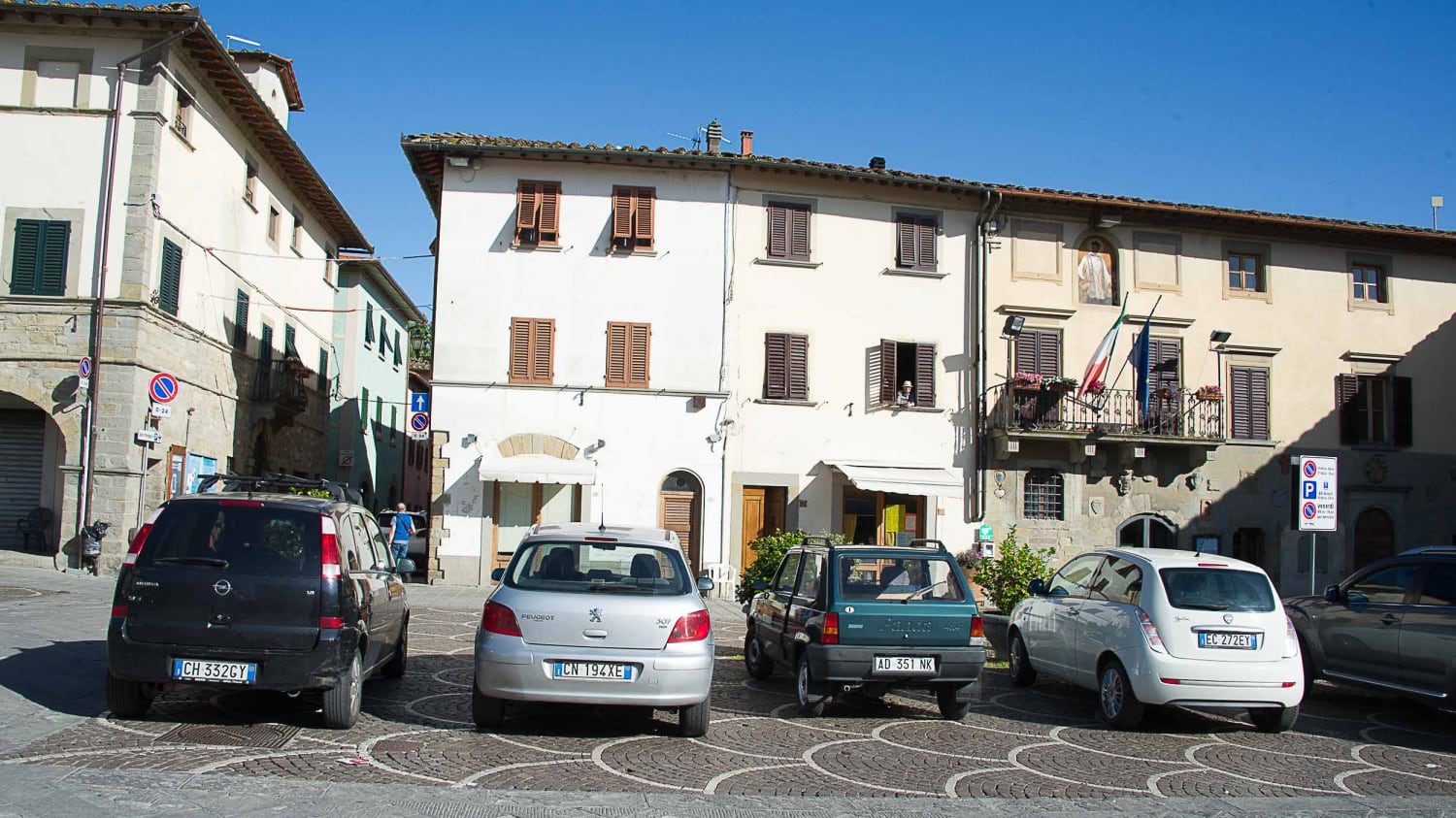 Arezzo, bimba morta in auto. Indagini su offese ai genitori