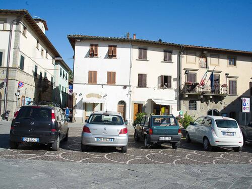 Arezzo, bimba morta in auto. Indagini su offese ai genitori