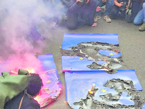 E nell'altro corteo si brucia la bandiera Ue. "No all'odio di Serra: ci porterà alla guerra"