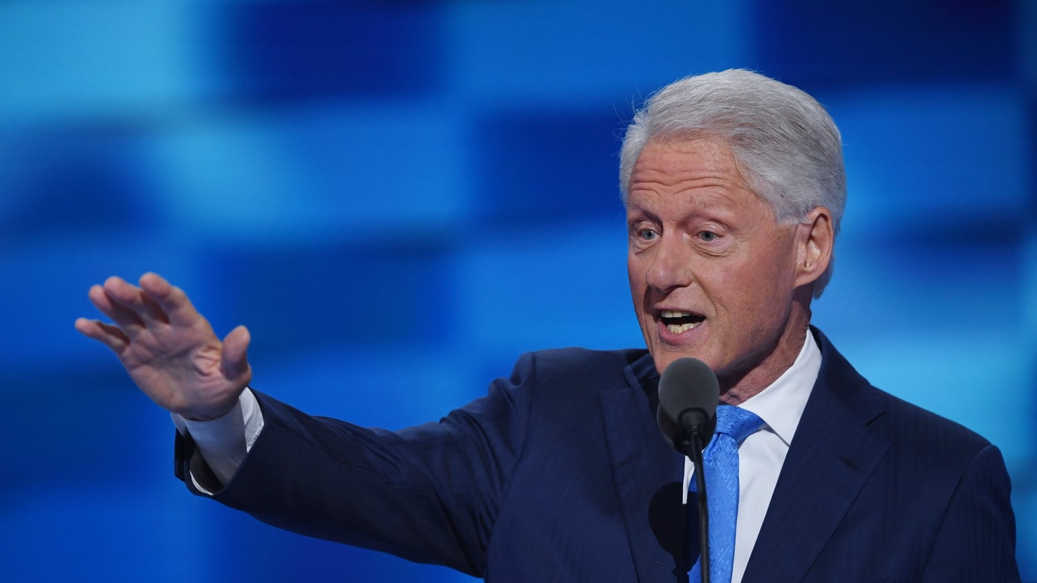 I Clinton sempre più nei guai: l'Fbi pubblica un'indagine su Bill