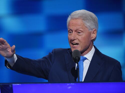 I Clinton sempre più nei guai: l'Fbi pubblica un'indagine su Bill