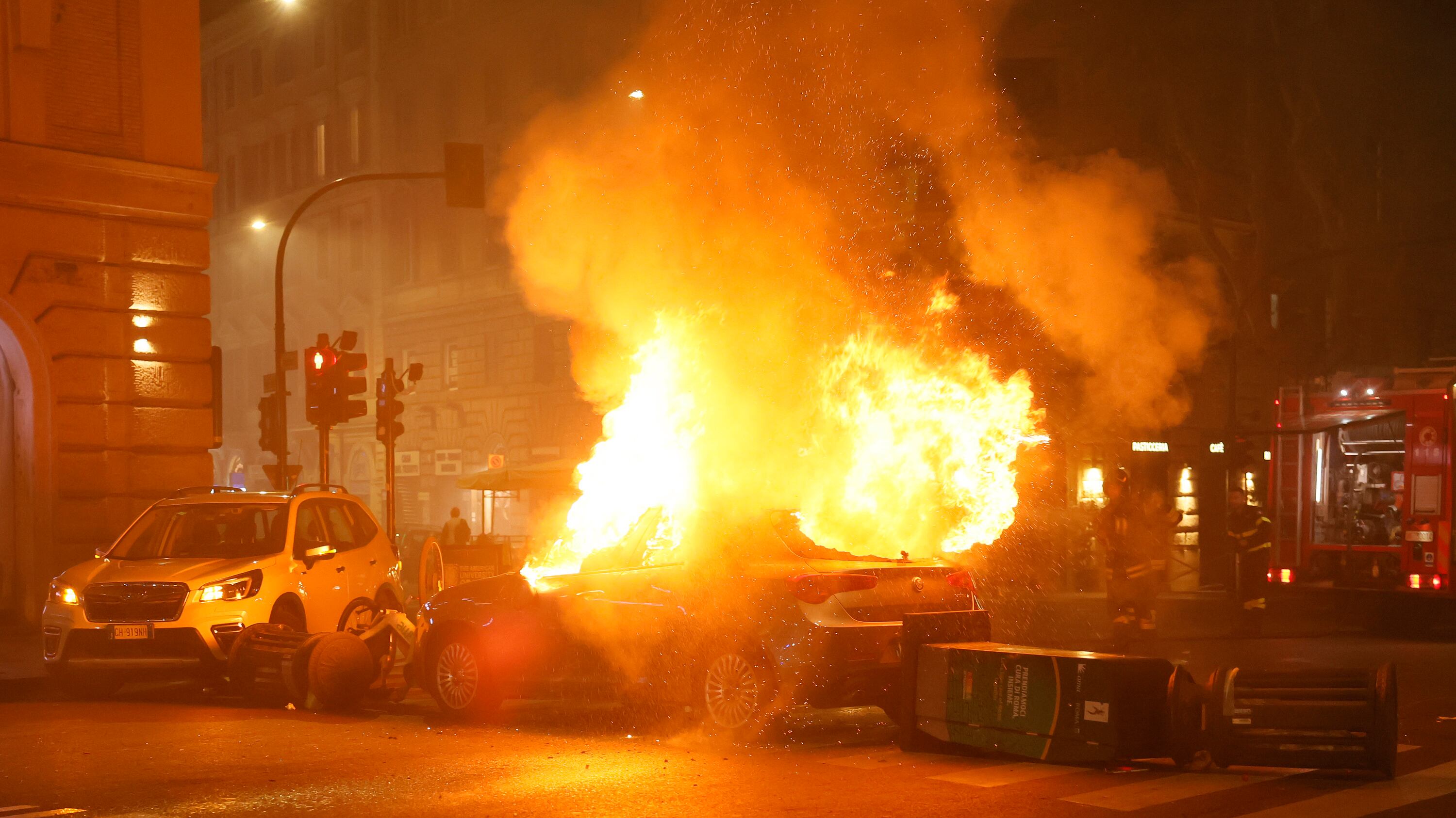 Guerriglia a Roma: Meloni a testa in giù, i pro Pal incendiano auto e assaltano gli agenti