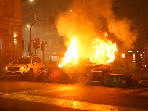 Guerriglia a Roma: Meloni a testa in giù, i pro Pal incendiano auto e assaltano gli agenti