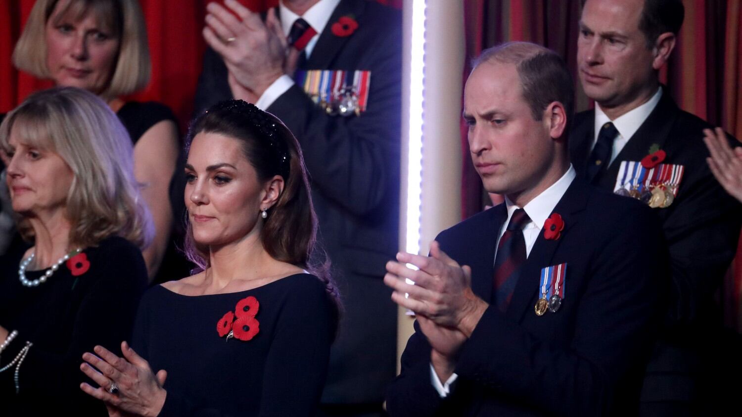 Kate Middleton indossa i gioielli della regina al Remembrance Day