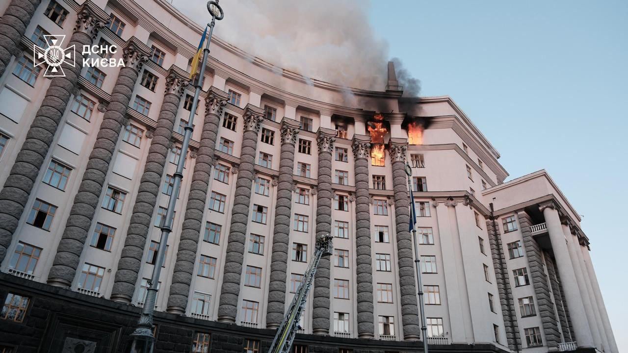 Colpito per la prima volta il palazzo del governo di Kiev. Trump: "Pronto a seconda fase sanzioni a Russia"