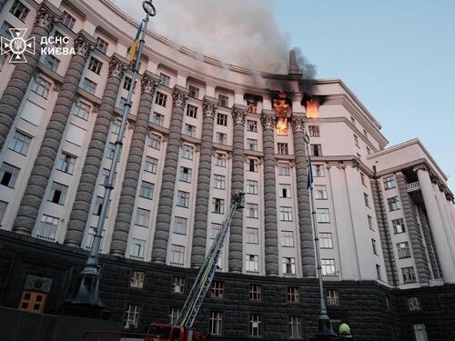 Colpito per la prima volta il palazzo del governo di Kiev. Trump: "Pronto a seconda fase sanzioni a Russia"