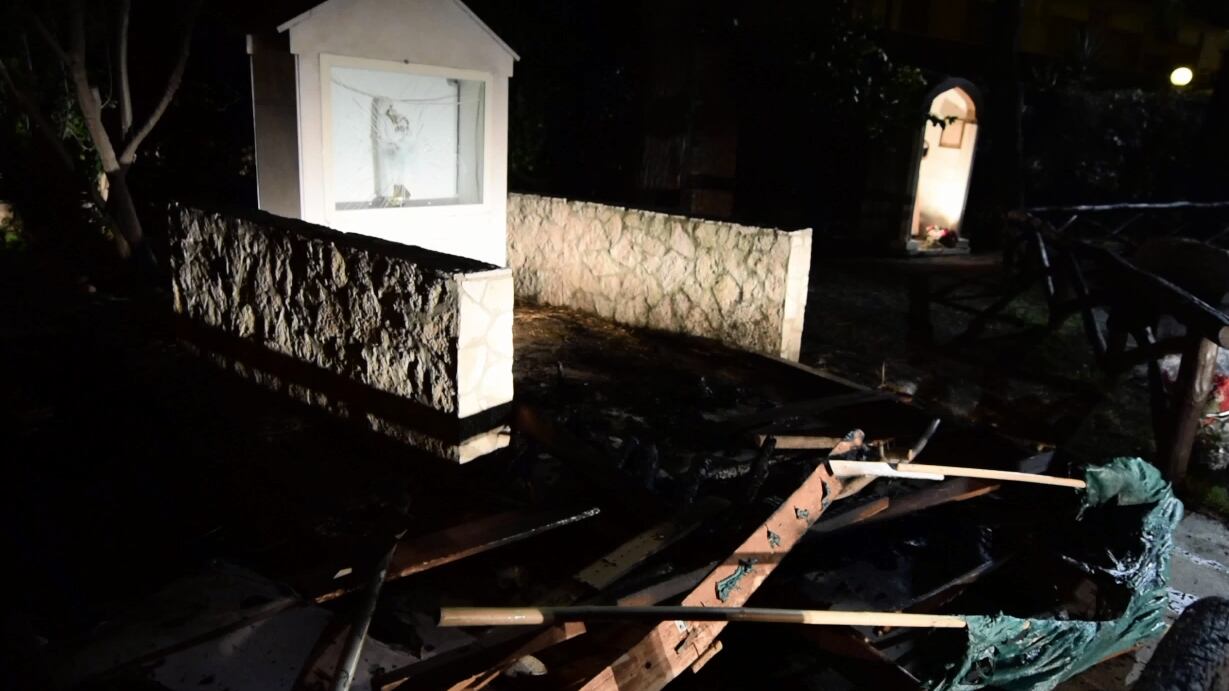 Musulmano brucia presepe e sfregia la Madonna