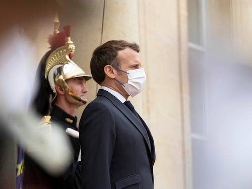 Boom di prenotazioni vaccinali: ma in Francia scoppia la polemica