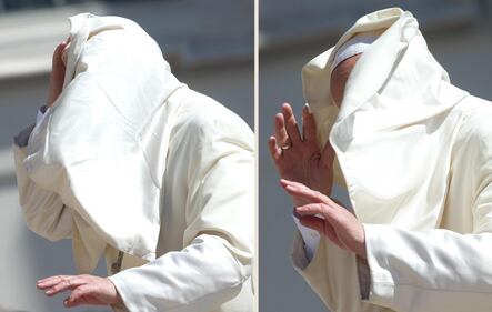 Papa Francesco litiga con il vento a San Pietro 10