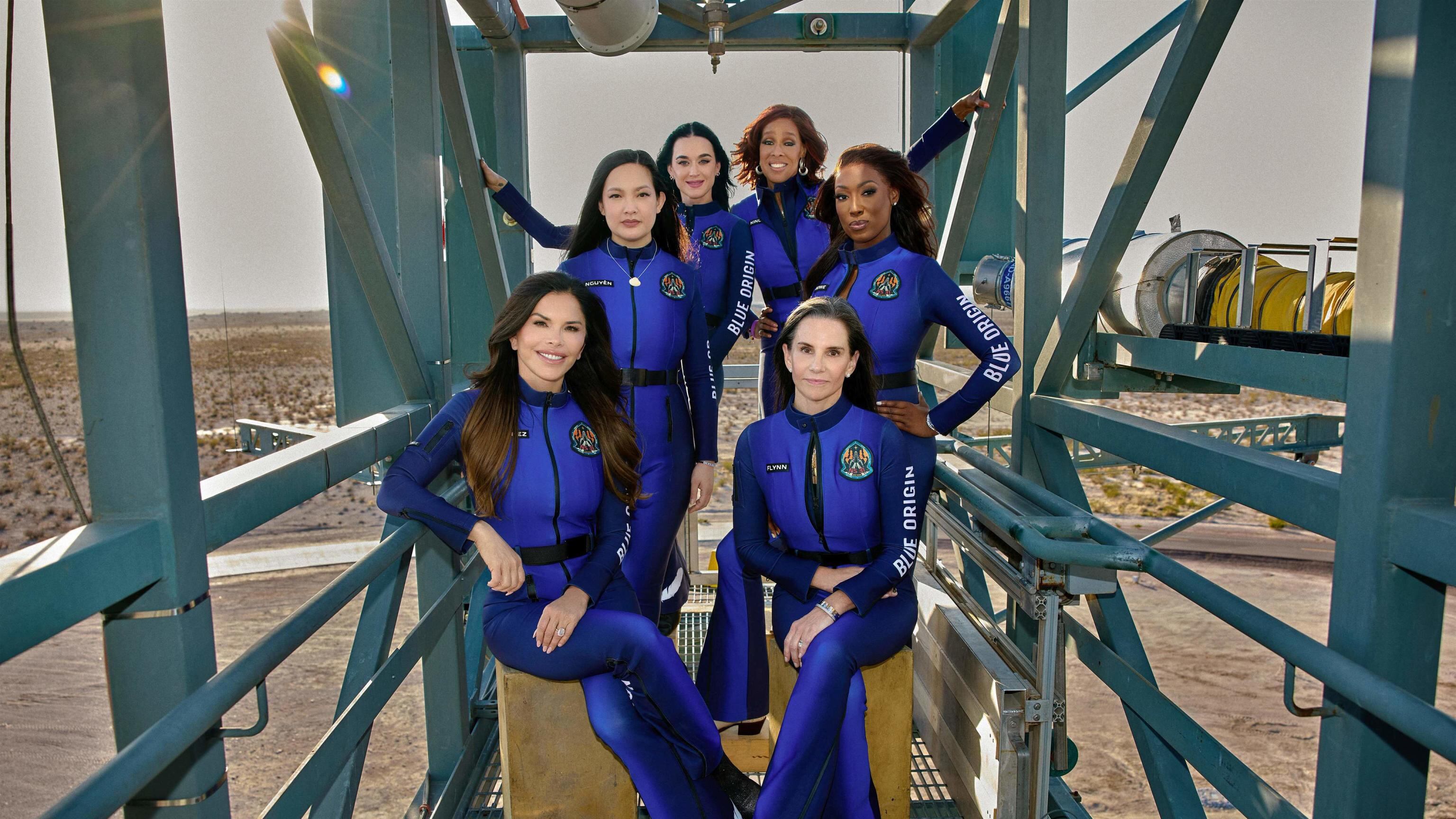 Successo per il volo spaziale di Blue Origin, il primo tutto al femminile: a bordo la futura moglie di Bezos e Katy Perry