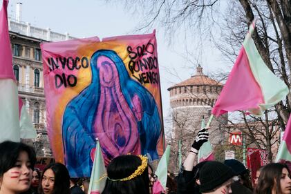 "Generazione meticcia e queer". A Milano sfila il corteo "transfemminista" 33