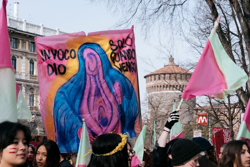 "Generazione meticcia e queer". A Milano sfila il corteo "transfemminista" 33