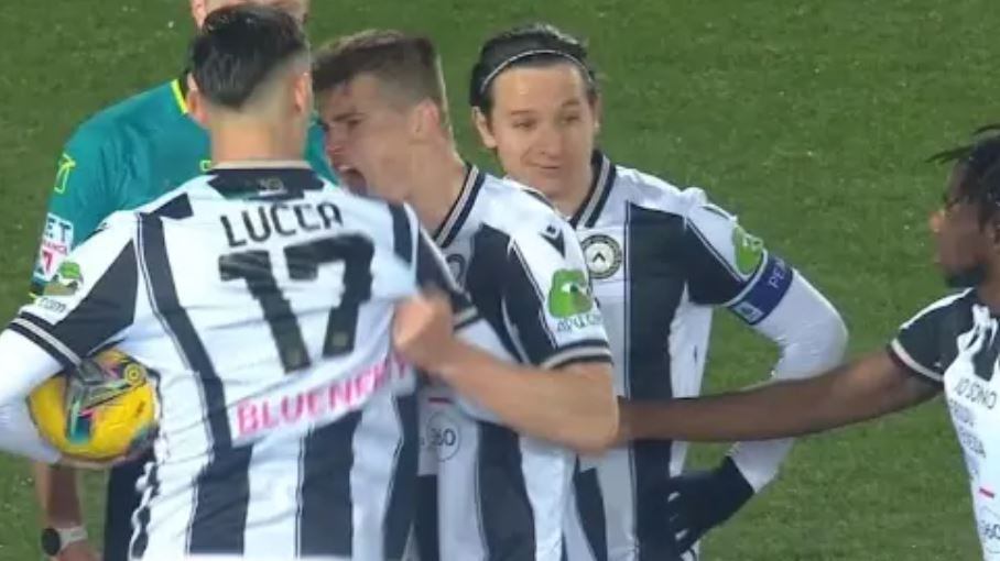Lucca "ruba" il rigore a Thauvin: segna e viene sostituito. Caos in Lecce-Udinese