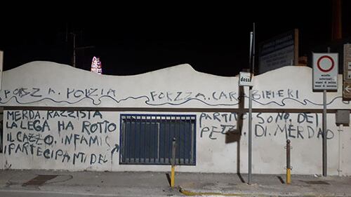 Salerno, vandali contro Salvini imbrattano per errore la sede della Lega Navale