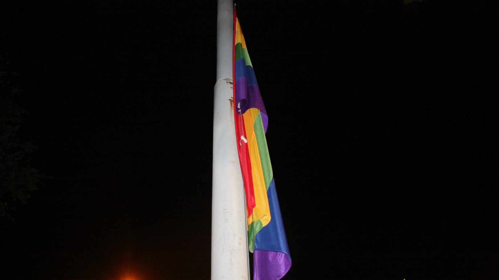 Quelle bandiere arcobaleno per le strade che sfregiano Roma