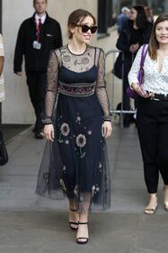 Da Game of Thrones alla Bbc: Emilia Clarke "pizzicata" negli studi tv 8