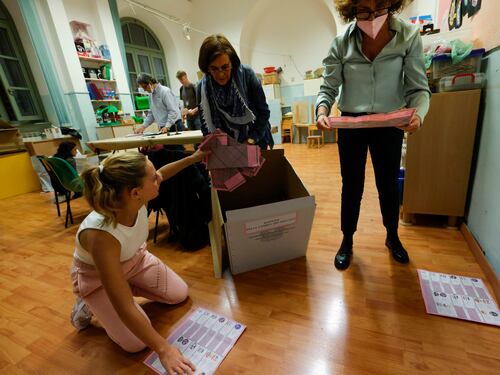 Ritardi per i talloncini antifrode e code agli uffici anagrafe. Polemiche sul silenzio elettorale. Protestano anche i trans: basta con i registri divisi per sesso