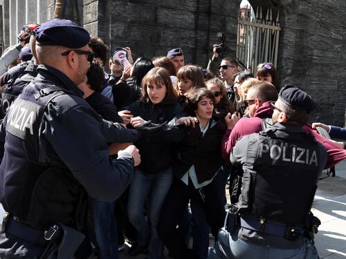 Chiedono a destra di esserci e poi aggrediscono Valditara