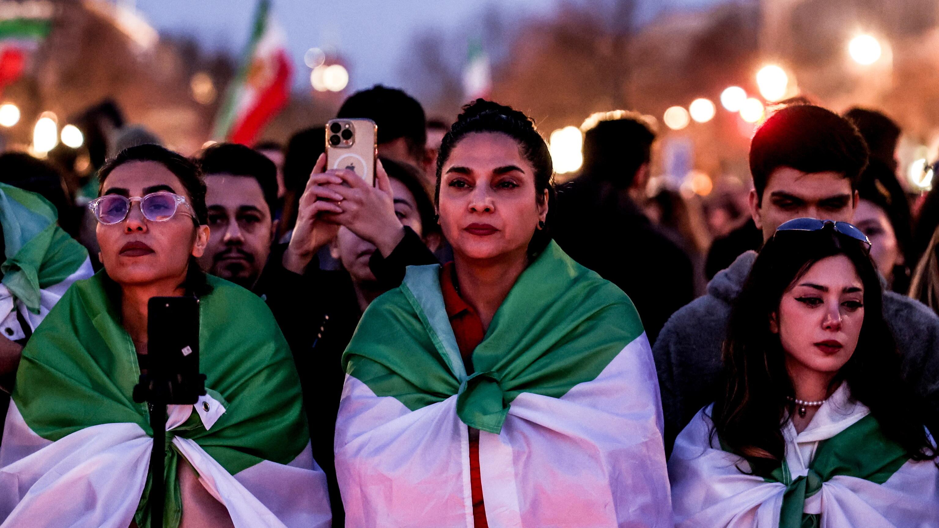 Gli iraniani festeggiano la morte di Khamenei e chiedono all'Occidente di abbattere il regime