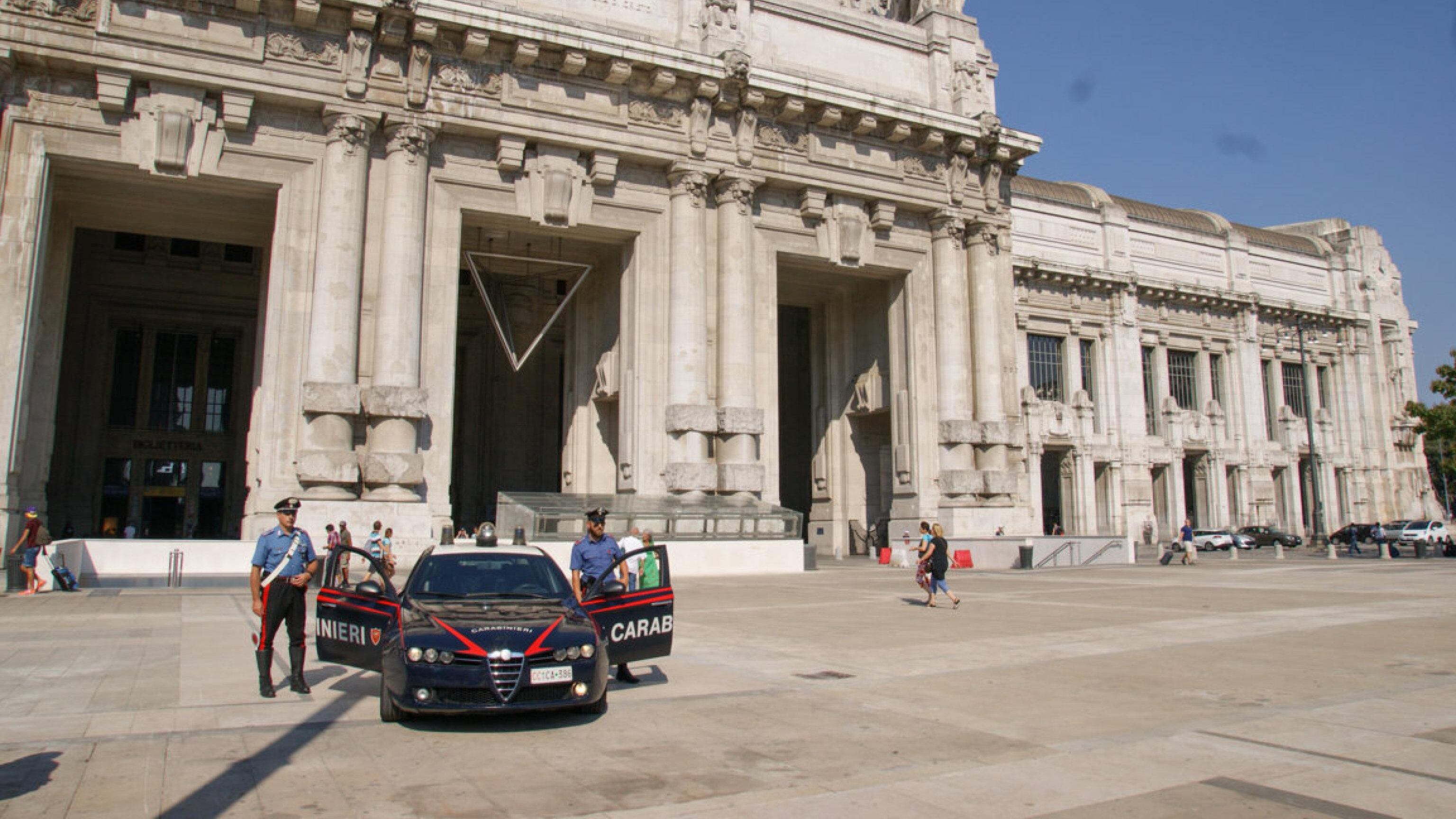 Milano, aggredito a bottigliate e rapinato un 18enne pakistano: ricoverato