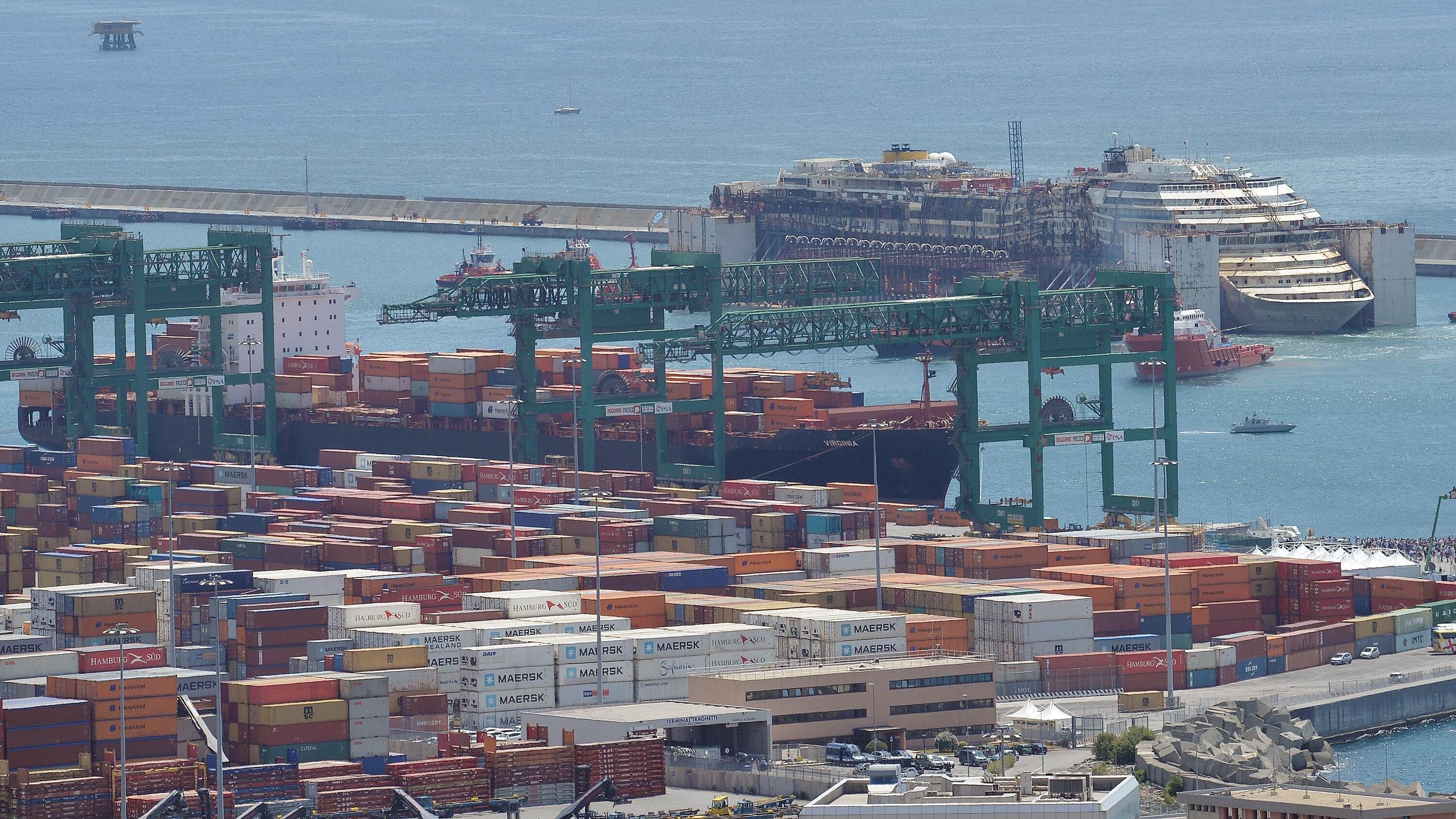 La Concordia è arrivata a Genova: entra in porto in retromarcia