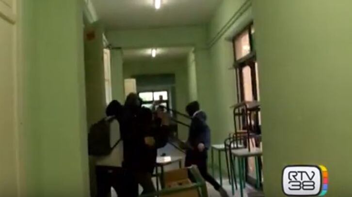 Studenti devastano la scuola di Pisa: uno fa pipì sul muro