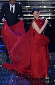 Arisa sceglie un "rosso passione" 4