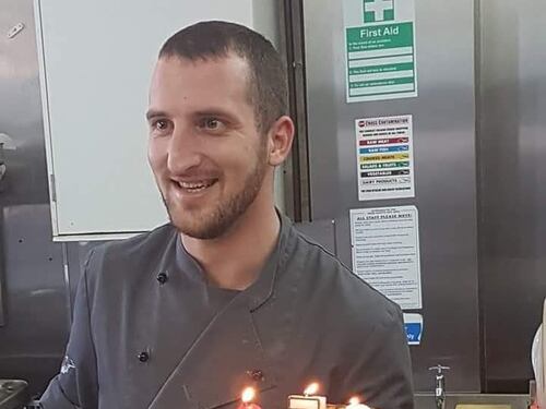 Chef italiano trovato morto in un parco di Sheffield. S'indaga per omicidio