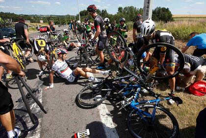 Brutta caduta al Tour de France, gara fermata 12