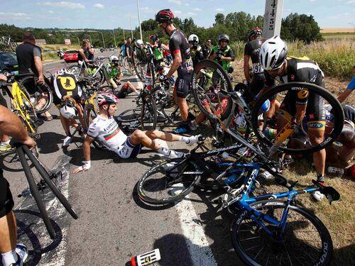 Maxi caduta al Tour: gara sospesa A Huy vince Rodriguez, Froome in giallo