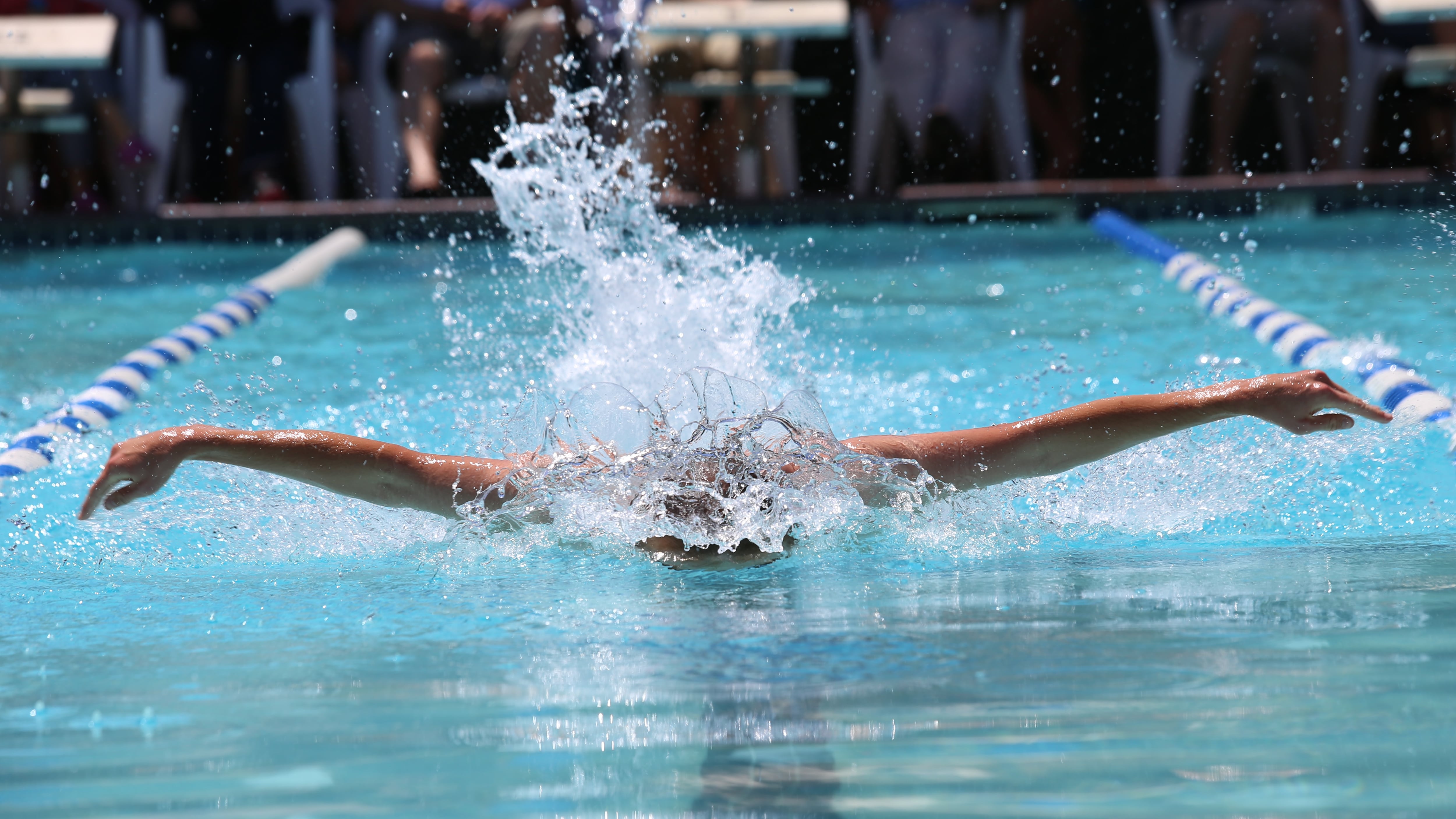 10 indispensabili per la piscina: cosa portare per nuotare