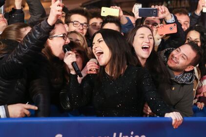 Laura Pausini canta con i fan fuori dall'Ariston 4