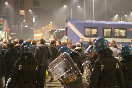 Scontri davanti a San Siro prima di Milan-Ajax 1
