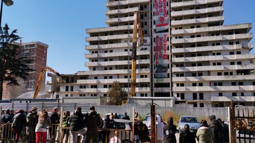 Scampia, al via l'abbattimento della vela verde 6