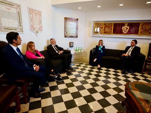 "Difenderemo i cittadini dall'antisemitismo". Meloni in visita alla Sinagoga di Roma