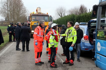 Mantova, scuolabus si ribalta in un fosso: paura per 50 bimbi 12