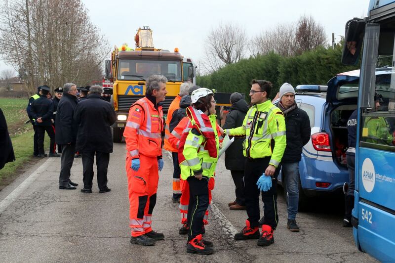 Mantova, scuolabus si ribalta in un fosso: paura per 50 bimbi 12