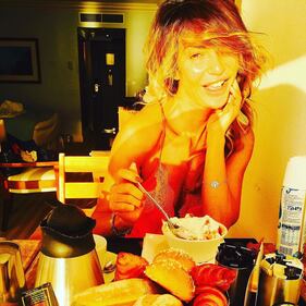 Rosy Dilettuso: scatti hot su Instagra nuda dietro la tenda 2