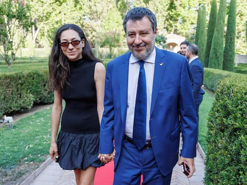 Meloni "manda" il governo ma decide di non esserci. La via del disgelo sarà lunga
